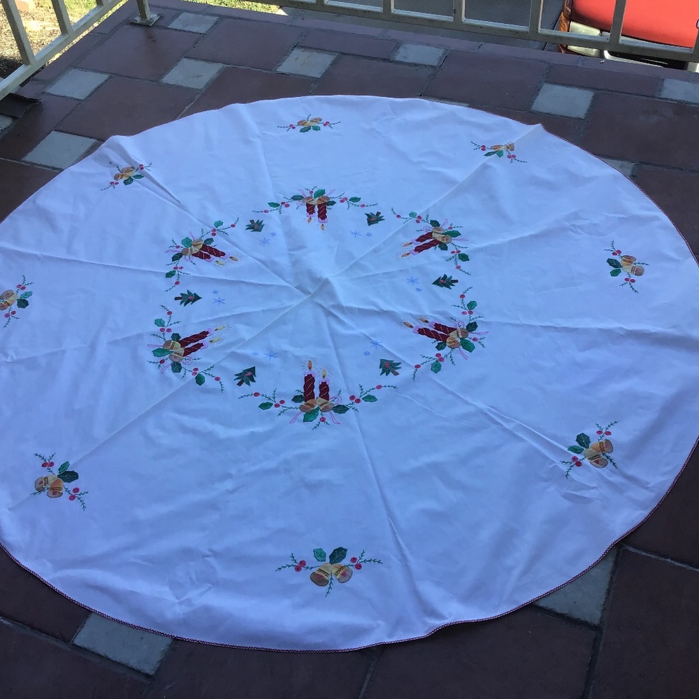 VINTAGE BEAUTIFUL XMAS TABLECLOTH